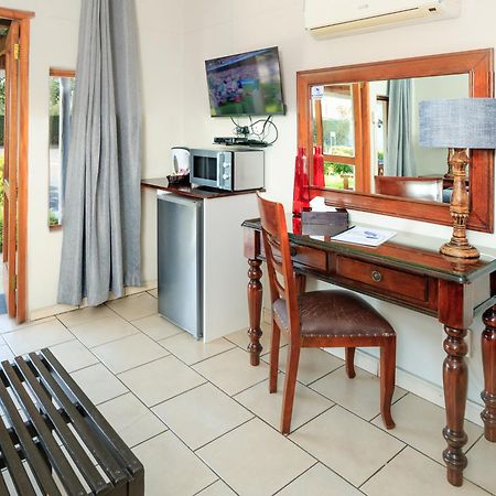 Mount Currie Inn Кокстад Екстериор снимка