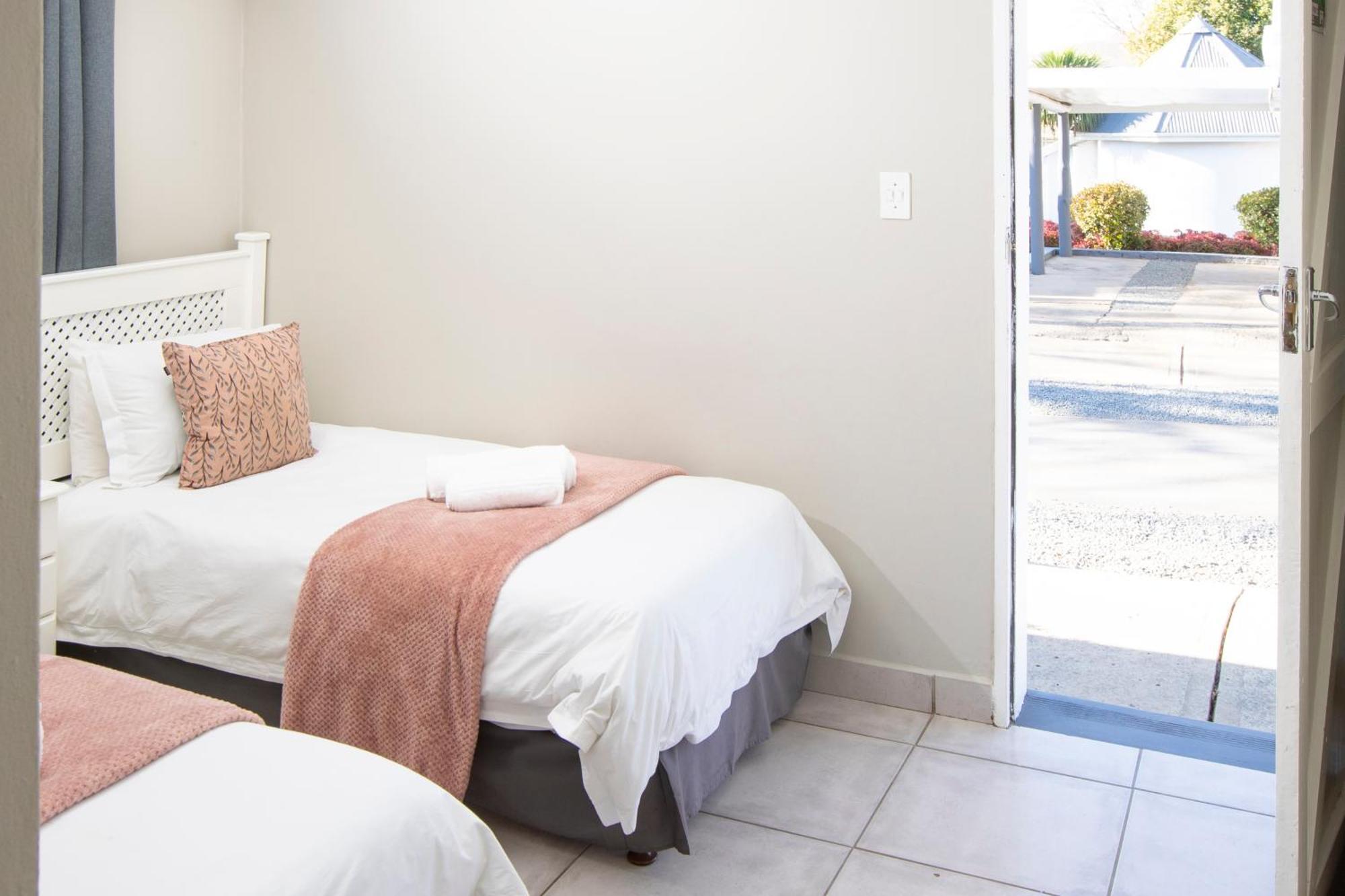 Mount Currie Inn Кокстад Екстериор снимка