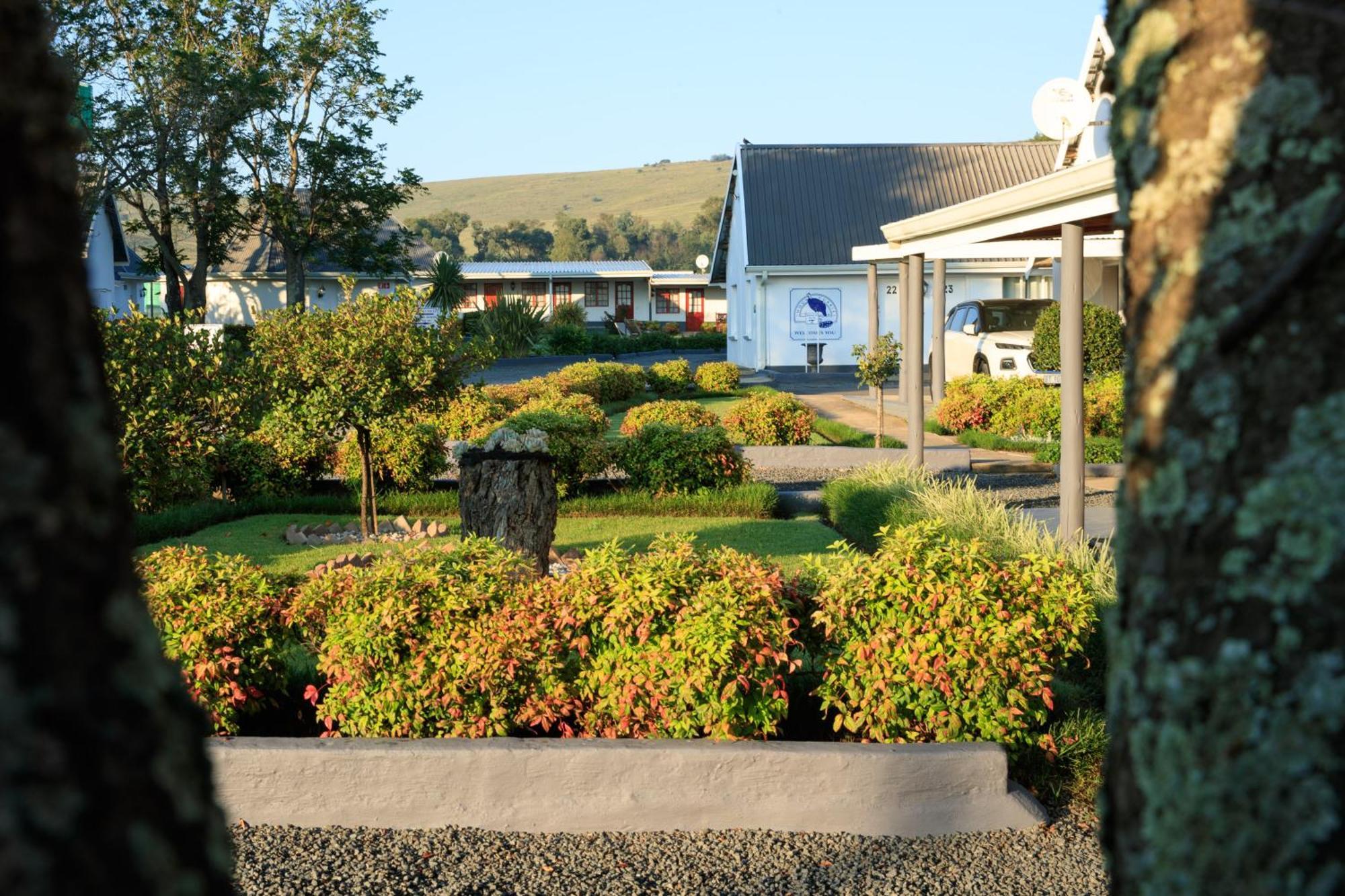 Mount Currie Inn Кокстад Екстериор снимка
