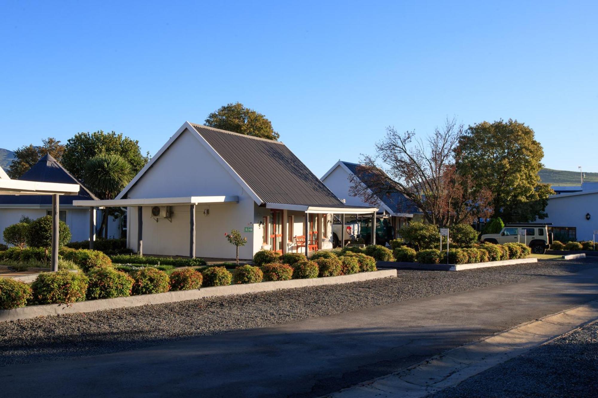 Mount Currie Inn Кокстад Екстериор снимка