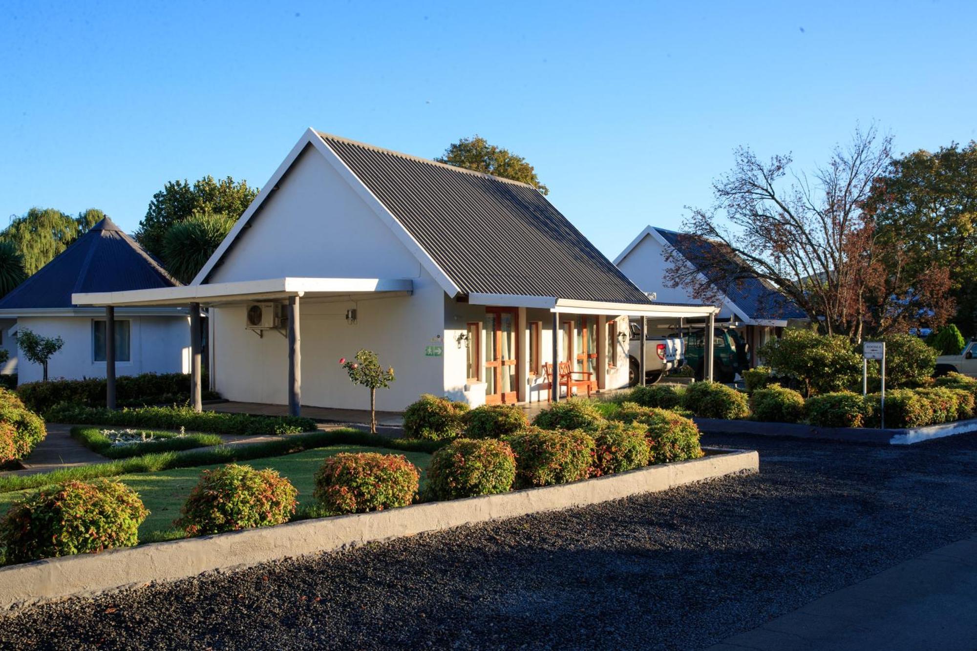 Mount Currie Inn Кокстад Екстериор снимка