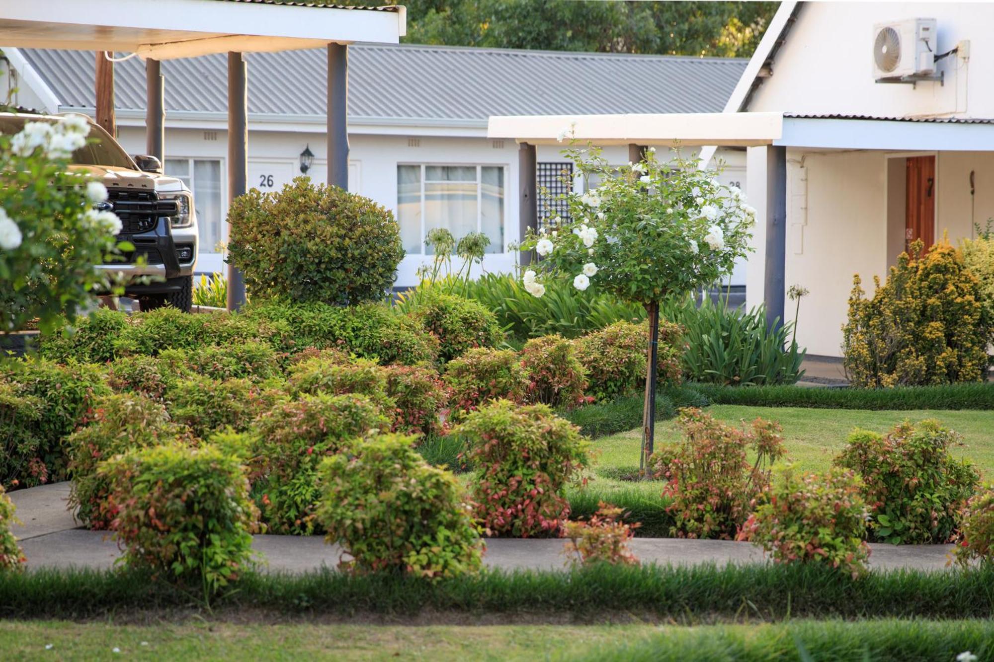 Mount Currie Inn Кокстад Екстериор снимка